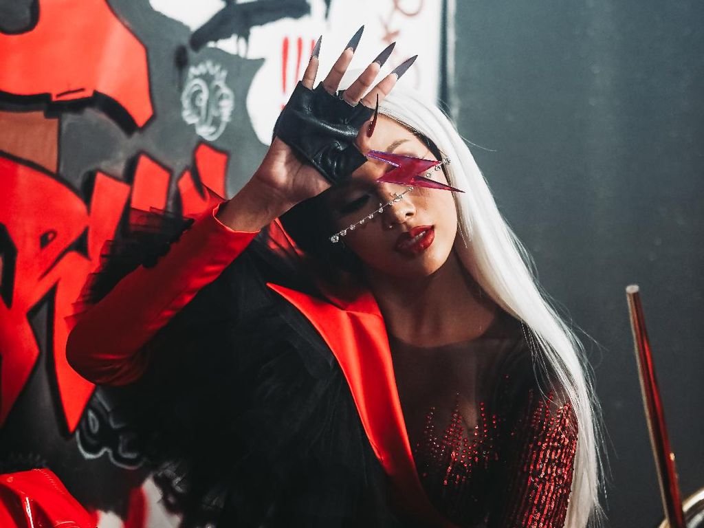 Angkat Tema Punk-Rock, Ivan Gunawan Tertantang Bikin Gaun Cruella